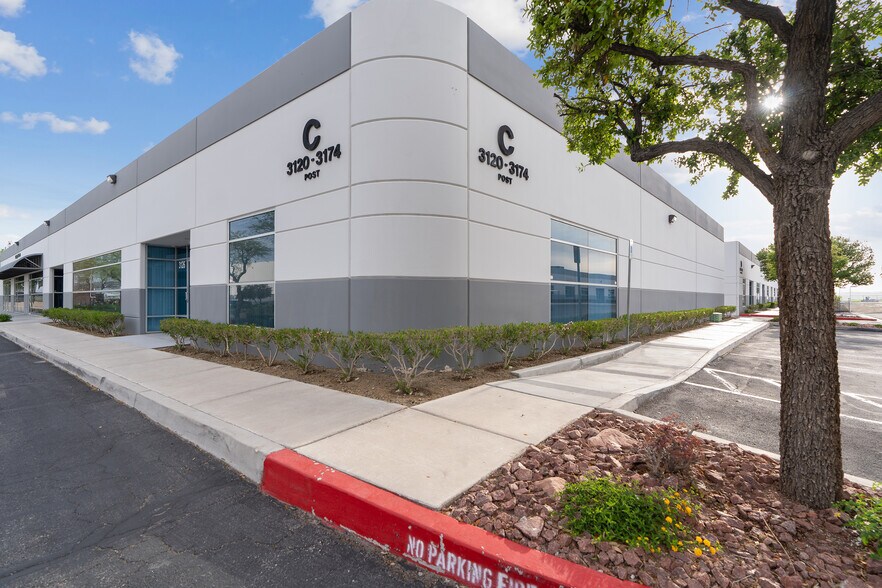 More Photos Of 6263-6281 Dean Martin Dr, Las Vegas Showroom For Lease