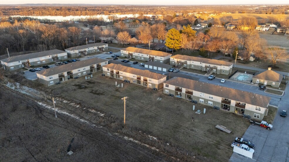 More Photos Of 810 Quail Run Rd, Grove Multifamily For Sale