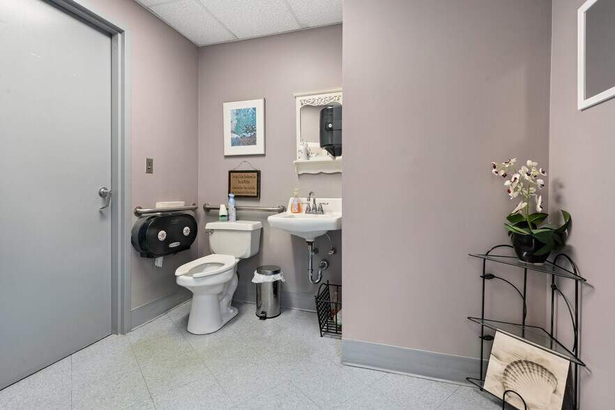 More Photos Of 20 S Main St, Manchester Freestanding For Lease