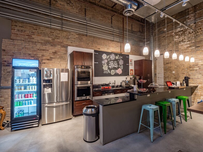 More Photos Of 3033-3035 N Clark St, Chicago Office For Sale