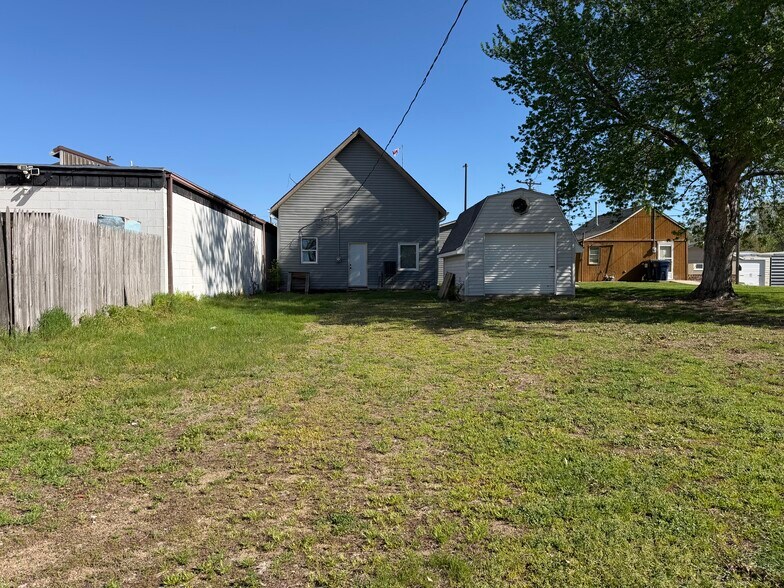 More Photos Of 105 W Vine St, Yutan General Retail For Sale