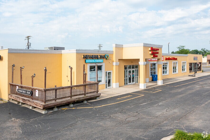 More Photos Of 616-690 University Shopping Ctr, Richmond General Retail For Lease