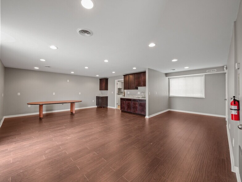 More Photos Of 417 E Eight Mile Rd, Hazel Park Manufacturing For Sale