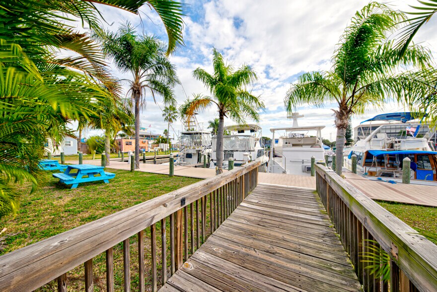 More Photos Of 400-408 W Cocoa Beach Cswy, Cocoa Beach General Retail For Sale