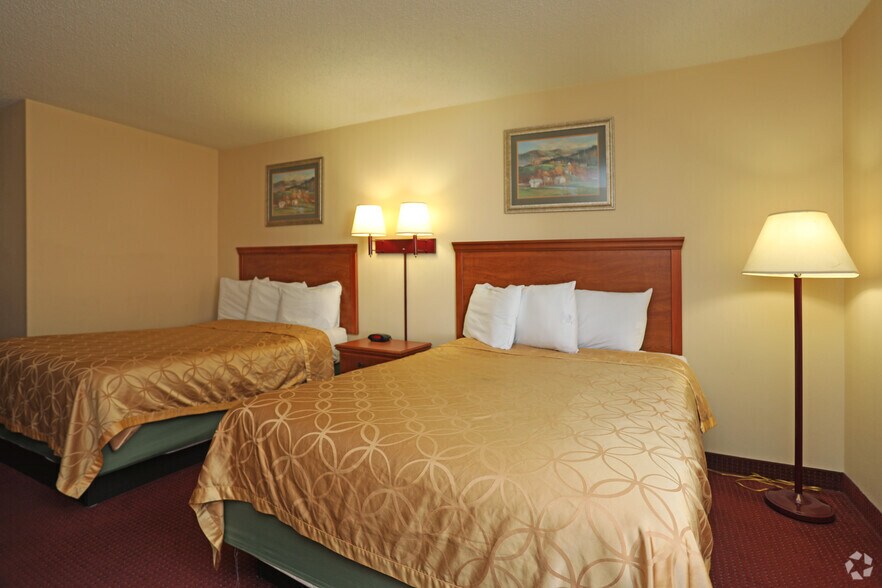 More Photos Of 127 Ontario Dr, Mount Hope Hotel For Sale