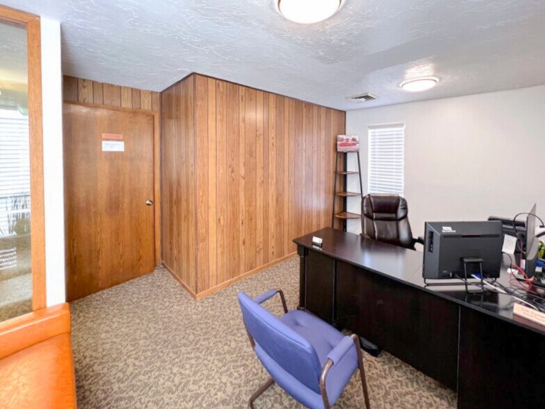 More Photos Of 200 W Parrish Ln, Centerville Office For Lease