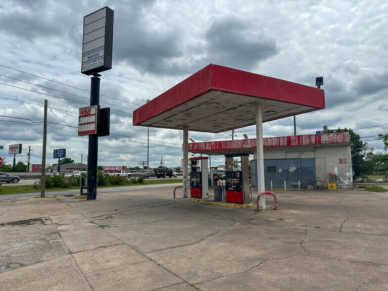 More Photos Of 4921 North Freeway, Houston Service Station For Lease