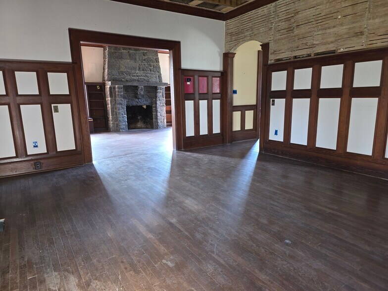 More Photos Of 328 Buckmarsh St, Berryville Flex For Sale