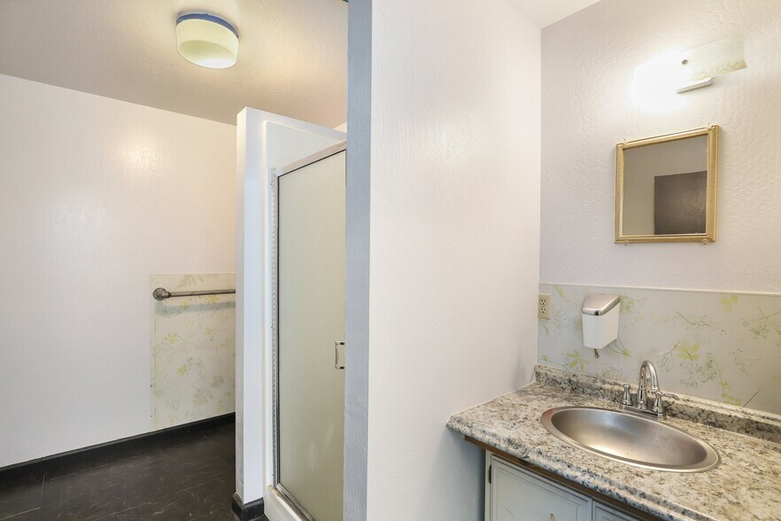 More Photos Of 1218 S C St, Port Angeles Flex For Sale