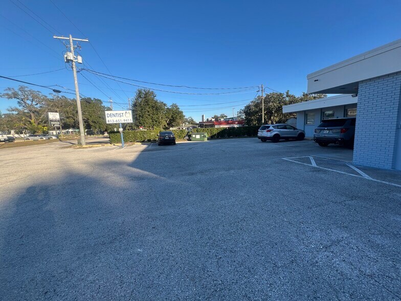 More Photos Of 111 W Robertson St, Brandon Medical For Lease