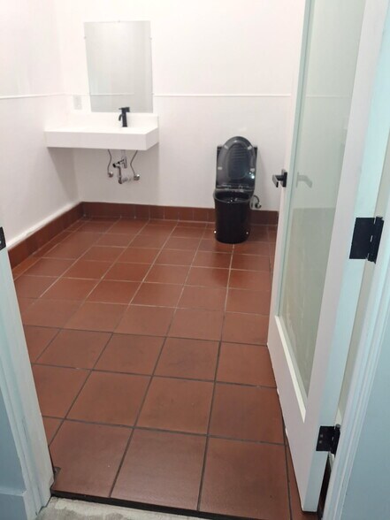 More Photos Of 738 E 61st St, Los Angeles Warehouse For Lease