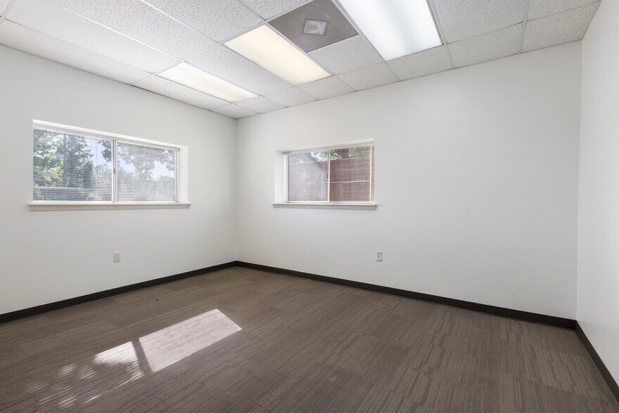 More Photos Of 13568 Oil Field Rd, Conroe Office Residential For Lease