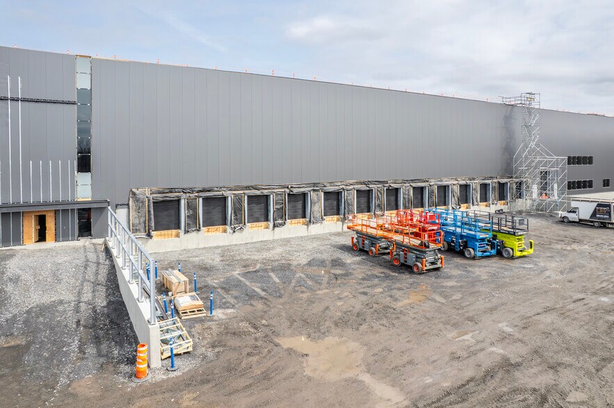 More Photos Of 350 Rue Hans-Zimmerman, Châteauguay Distribution For Lease