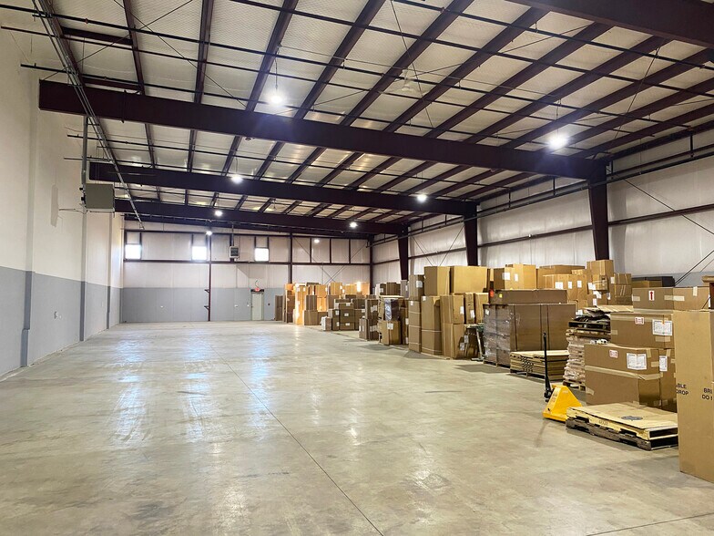 More Photos Of 41W195 Railroad St, Pingree Grove Warehouse For Lease