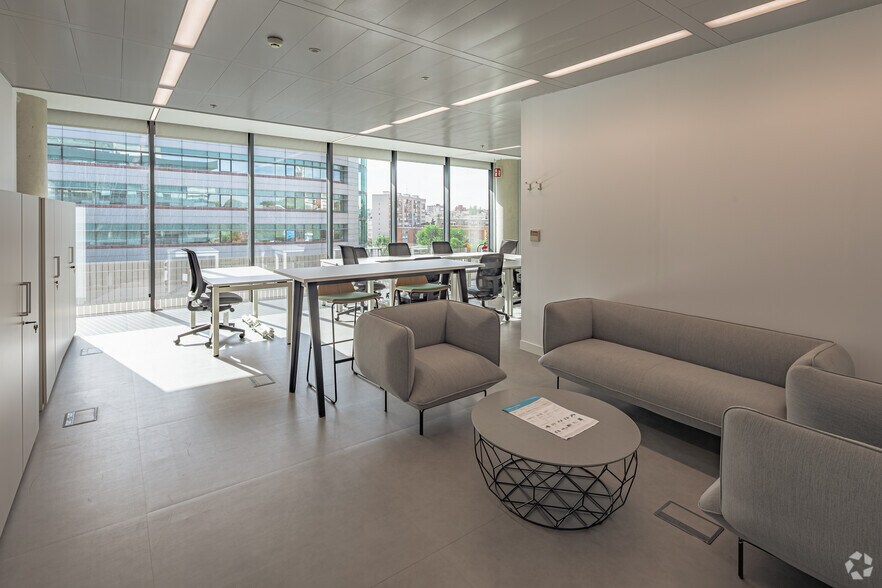 More Photos Of 1 Calle Vía de los Poblados, Madrid Coworking Space