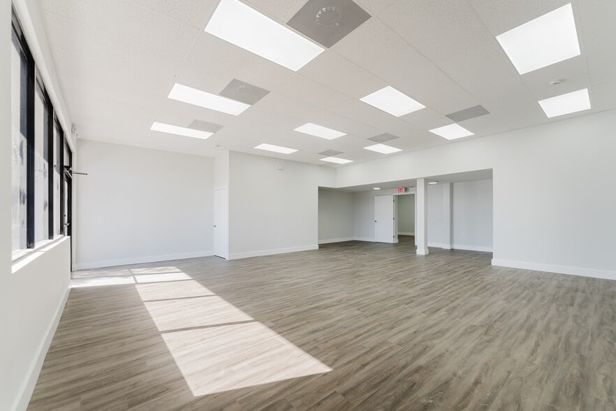 More Photos Of 209 W Hillsboro Blvd, Deerfield Beach General Retail For Lease