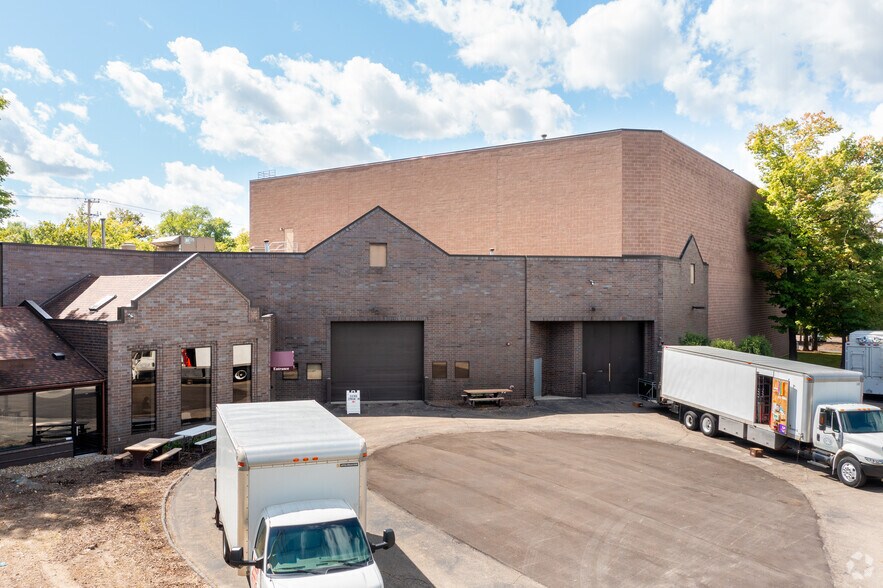 More Photos Of 23689 Industrial Park Dr, Farmington Hills Flex For Lease