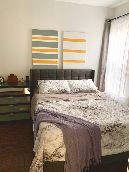 More Photos Of 1964 W Lawrence Ave, Chicago Storefront Retail Residential For Sale