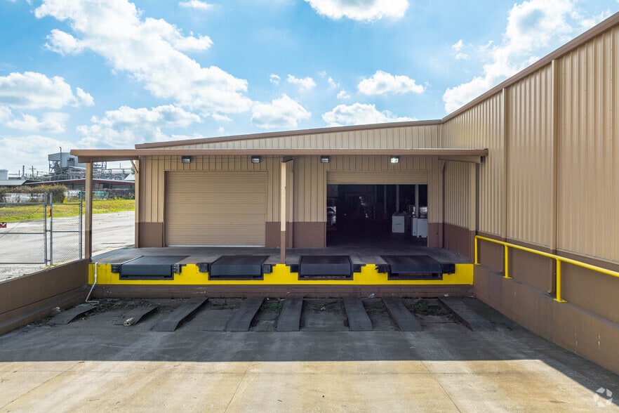 More Photos Of 2443 Commerce Point Dr, Lakeland Light Manufacturing For Lease