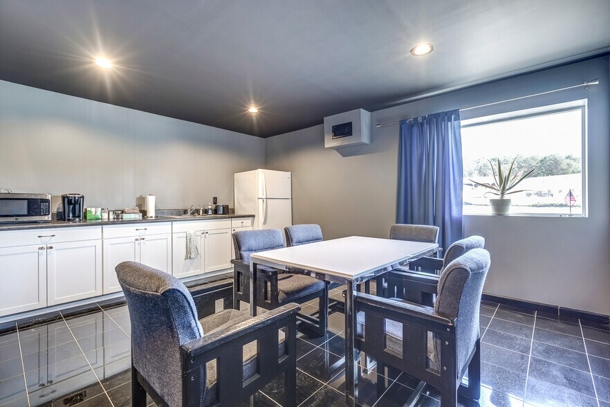 More Photos Of 48 Zion Station Ct, Troy Warehouse For Lease