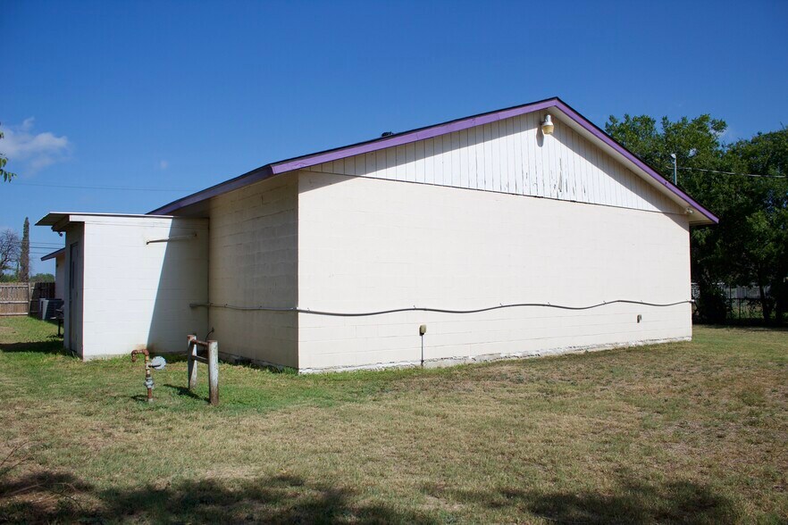 More Photos Of 1990 Cupples Rd, San Antonio Warehouse For Sale