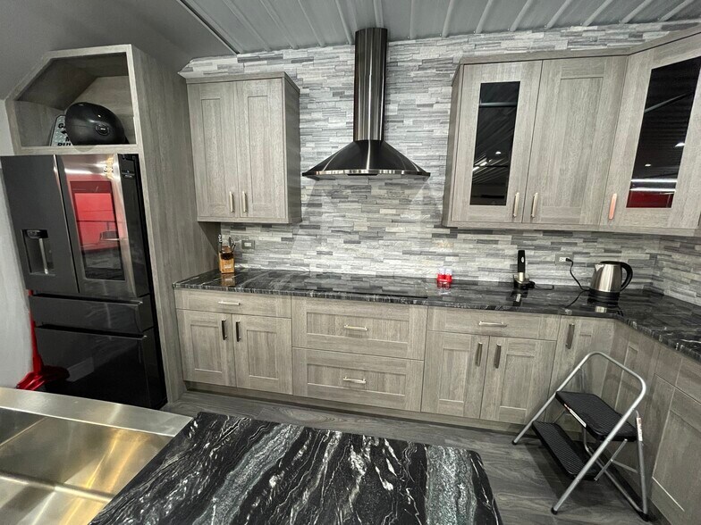 More Photos Of 2220 Ferry Rd, Naperville Showroom For Sale