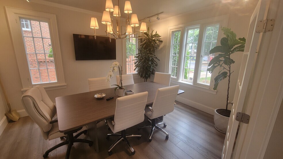 More Photos Of 119 Cherokee Rd, Charlotte Office For Lease