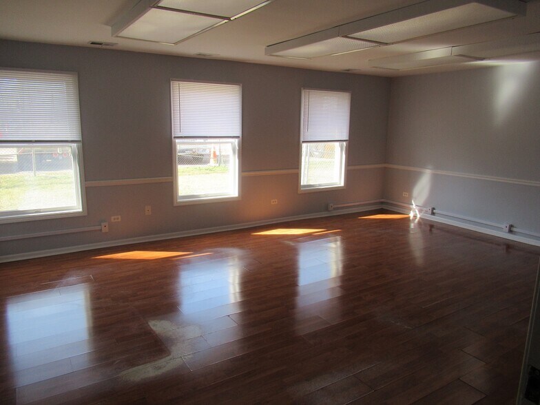 More Photos Of 5250 W Plattner Dr, Alsip Warehouse For Lease