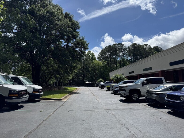 More Photos Of 205-219 Fulton Ct, Peachtree City Light Distribution For Lease