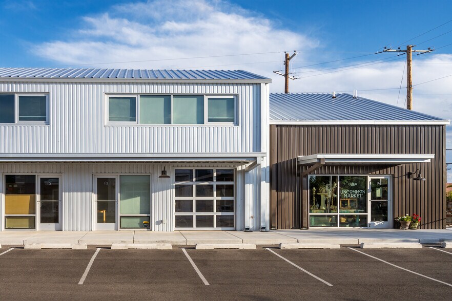 More Photos Of 1189 Parkway Dr, Santa Fe Showroom For Sale