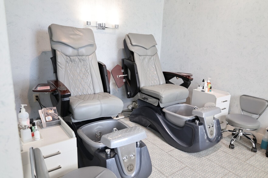 More Photos Of 714 S Main St, Greenville Storefront Retail Office For Sale