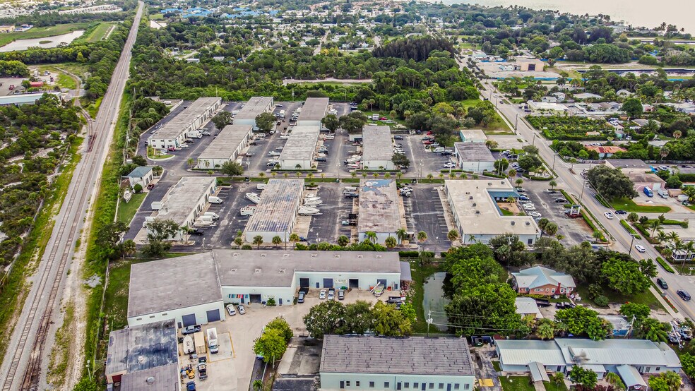 More Photos Of 895 NE Dixie Hwy, Jensen Beach Unknown For Lease