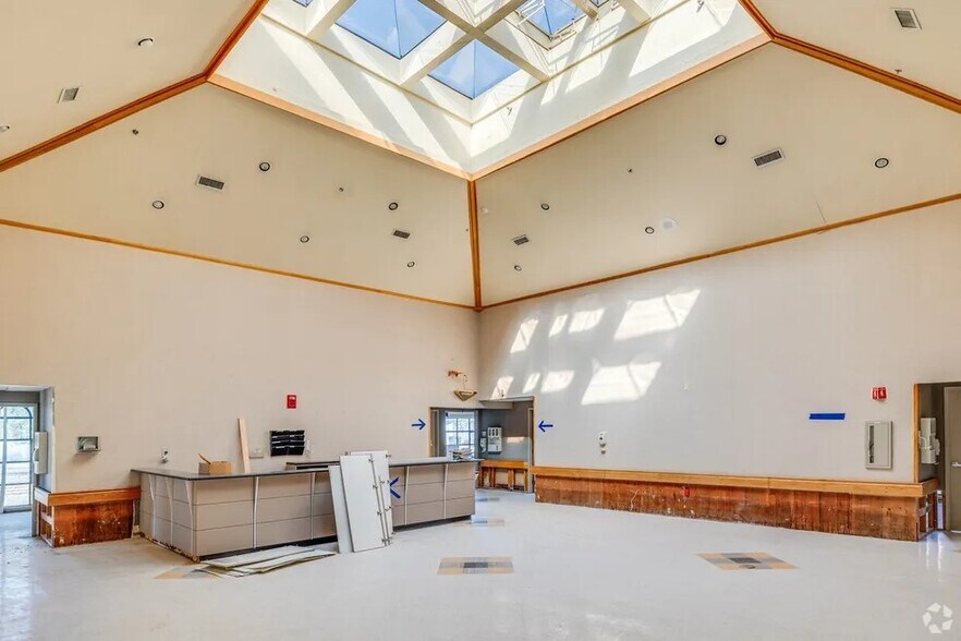 More Photos Of 13818 N Thunderbird Blvd, Sun City Rehabilitation Center For Lease