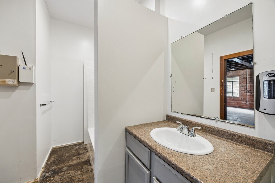 More Photos Of 2602 Kings Rd, Dallas Religious Facility For Sale