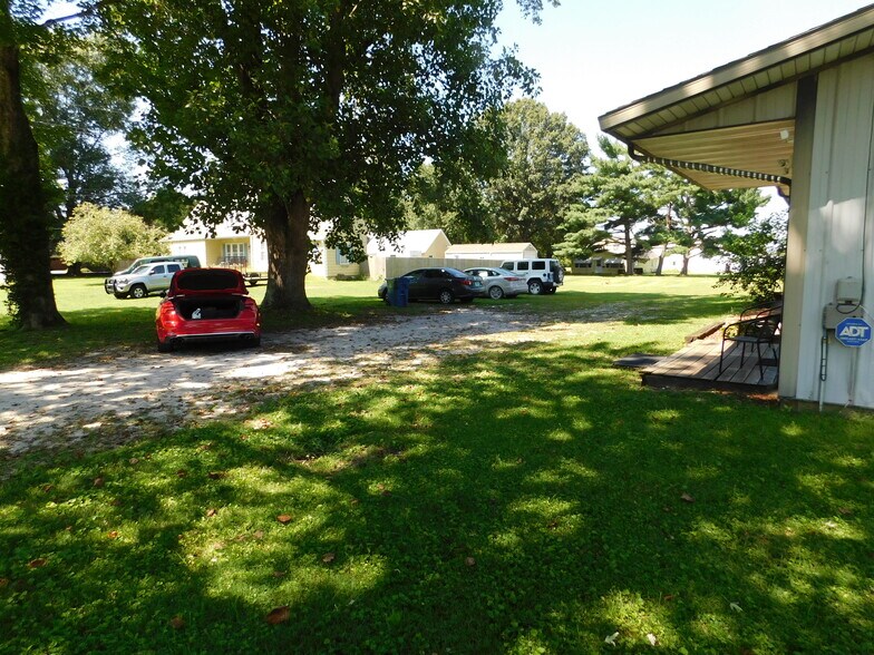 More Photos Of 455 W Springhill Dr, Terre Haute Flex For Sale