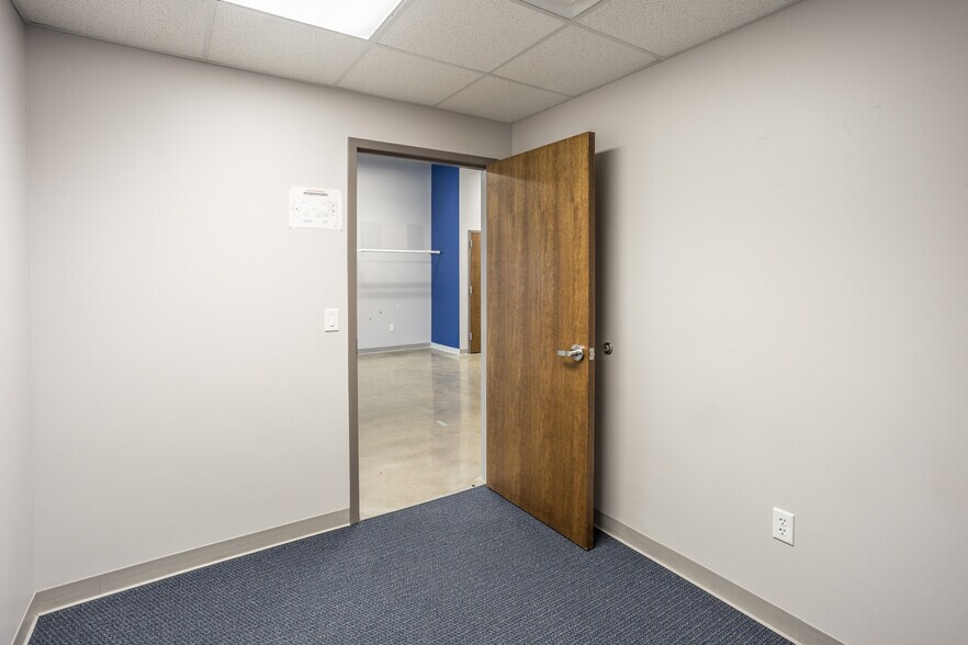 More Photos Of 11101-11148 Plum Dr, Urbandale Unknown For Lease