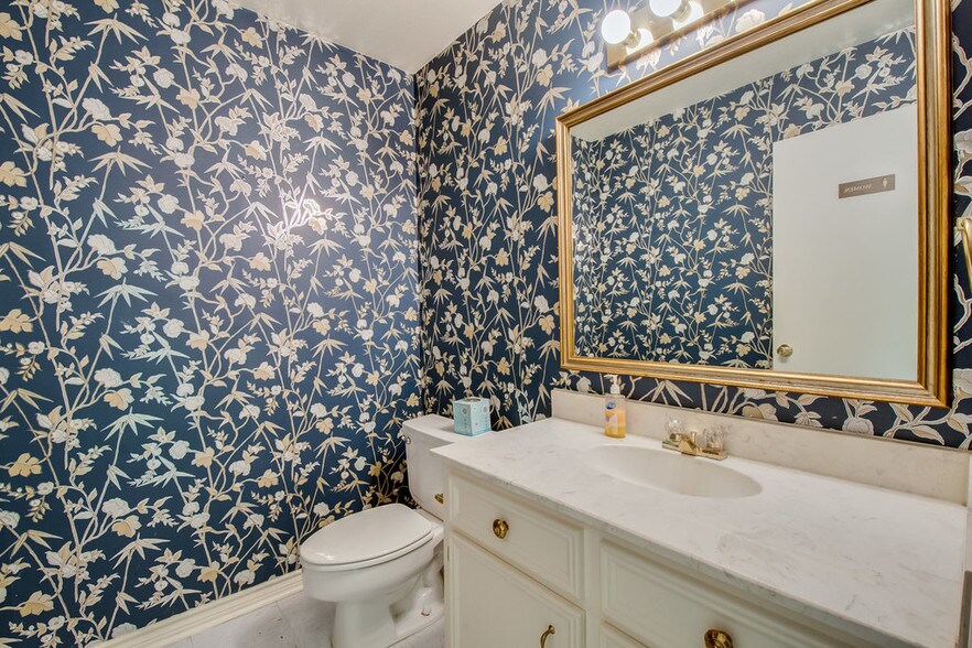 More Photos Of 1212 S Clay St, Ennis Manufacturing For Sale