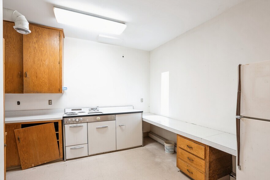 More Photos Of 202-210 W State St, Marshalltown Office For Sale