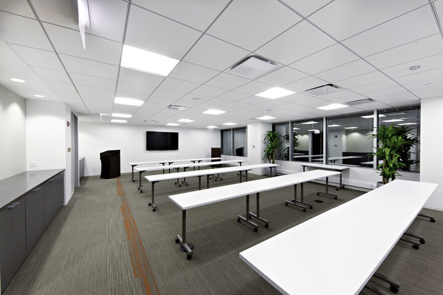 More Photos Of 20 N Clark St, Chicago Coworking Space