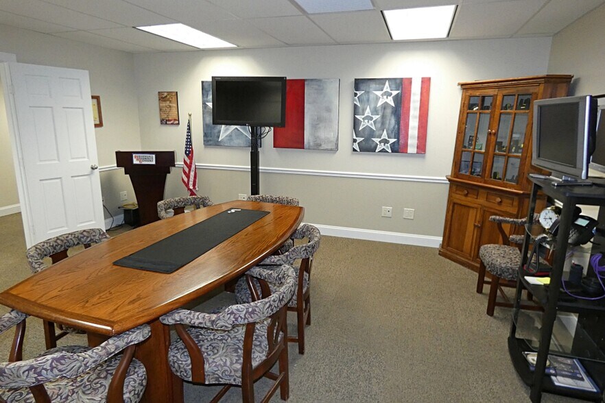 More Photos Of 10 W Main St, Lancaster Flex For Lease