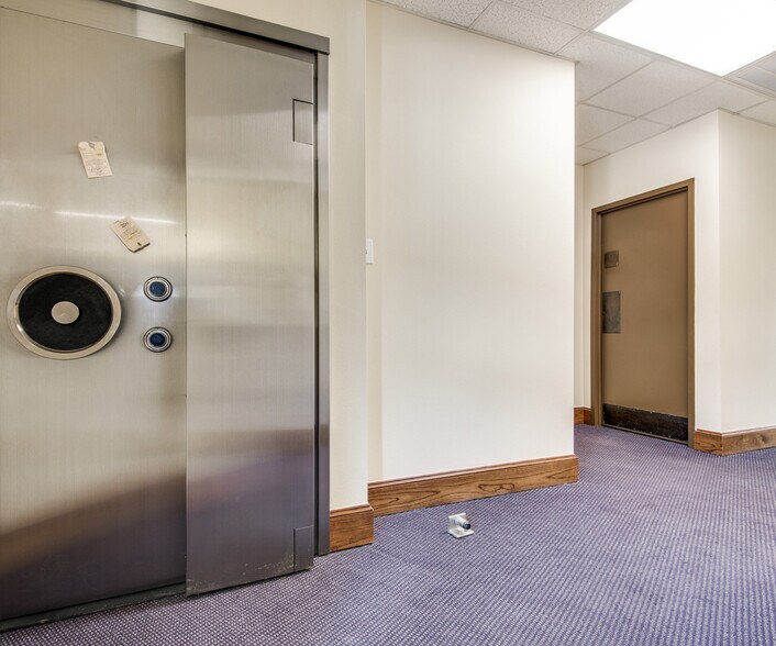 More Photos Of 13333 Midway Rd, Farmers Branch Bank For Lease