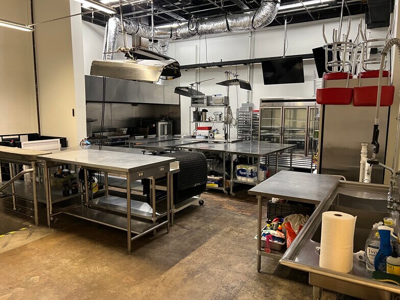 More Photos Of 922 Dragon St, Dallas Distribution For Sale