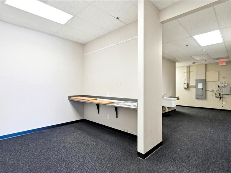 More Photos Of 2350 Sycamore Rd, Dekalb Freestanding For Lease