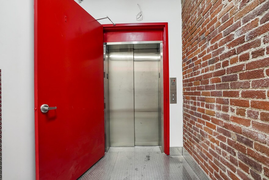 More Photos Of 2079 E 15th St, Los Angeles Flex For Lease