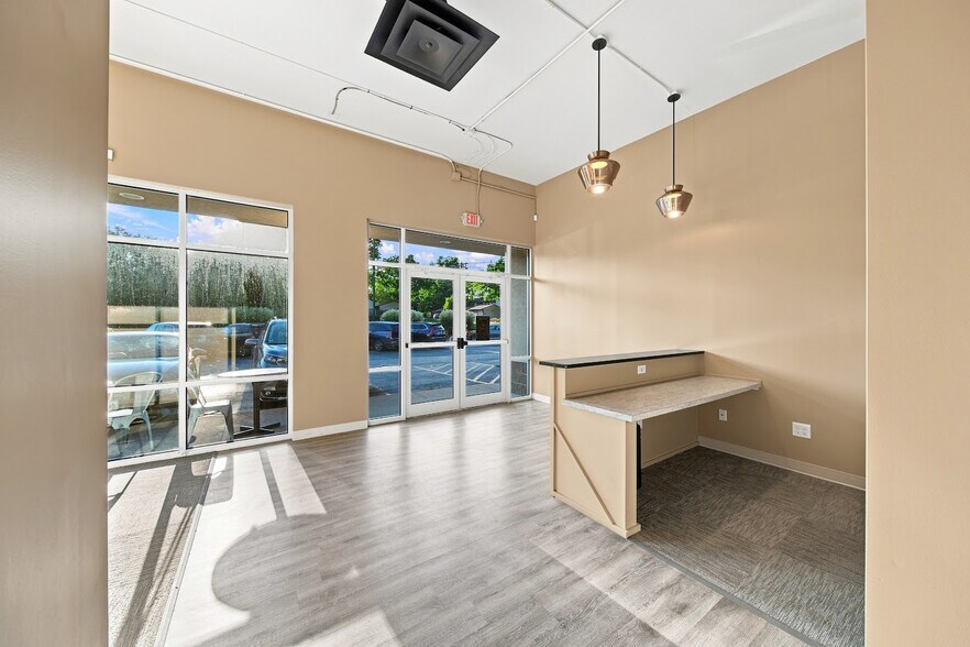More Photos Of 3441 Devils Glen Rd, Bettendorf Storefront For Lease