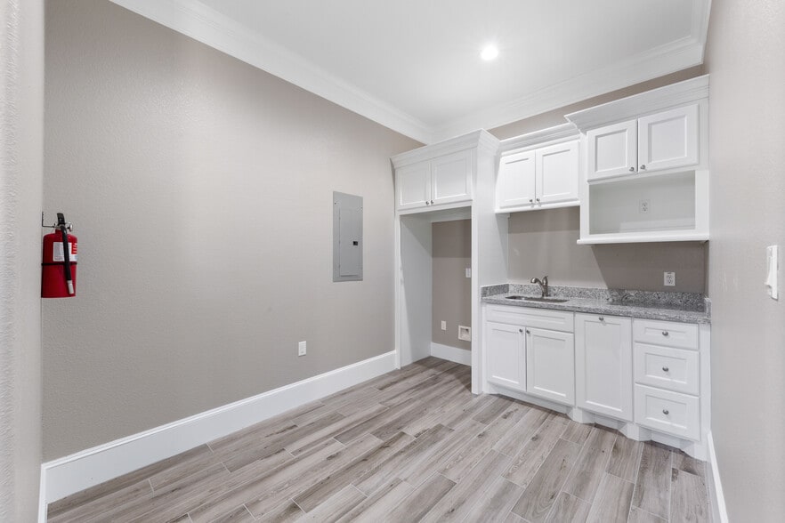 More Photos Of 12422 Spring Cypress Rd, Tomball Medical For Lease