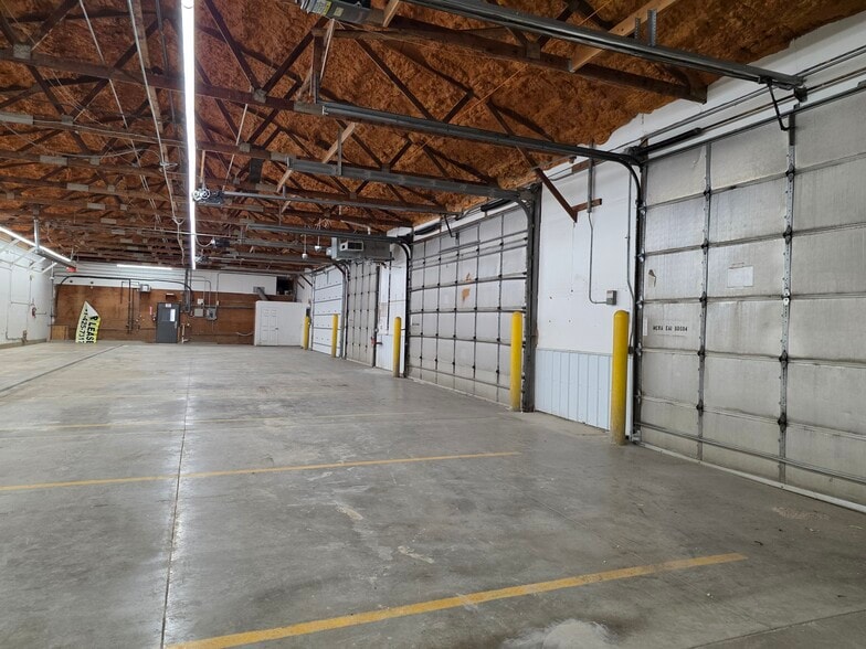 More Photos Of 5205 Hwy 18, Clear Lake Flex For Lease