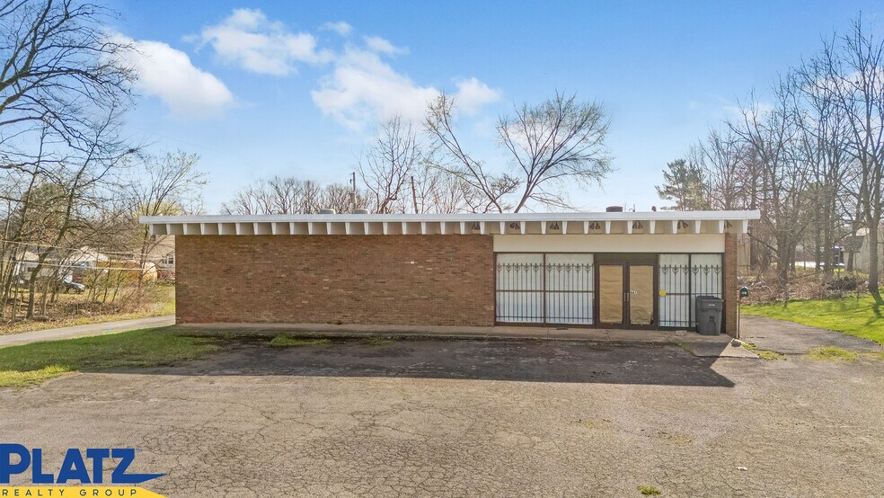 Primary Photo Of 661 S Meridian Rd, Youngstown Freestanding For Sale