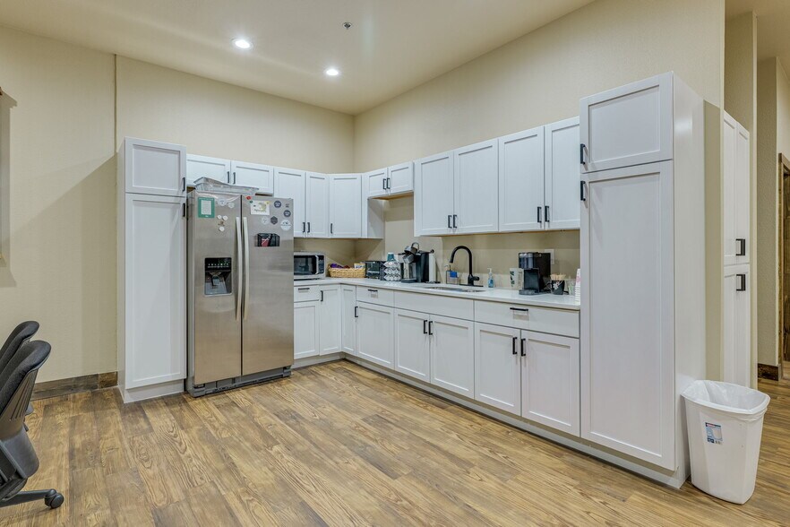 More Photos Of 1907 Cypress Creek Rd, Cedar Park Office For Sale