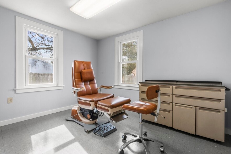 More Photos Of 128 Saltonstall Pky, East Haven Medical For Sale